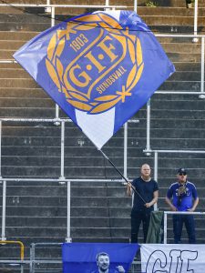 GIF-supportrar med flagga på bortaplan i Norrköping