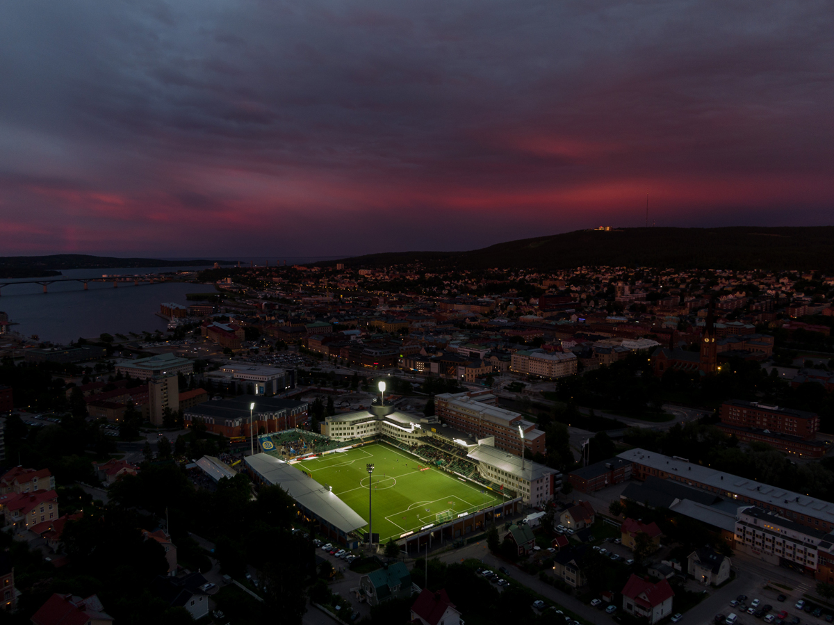 NP3 Arena upplyst efter solnedgång innan nattmatchen GIF Sundsvall-AFC Eskilstuna 29 juni 2019