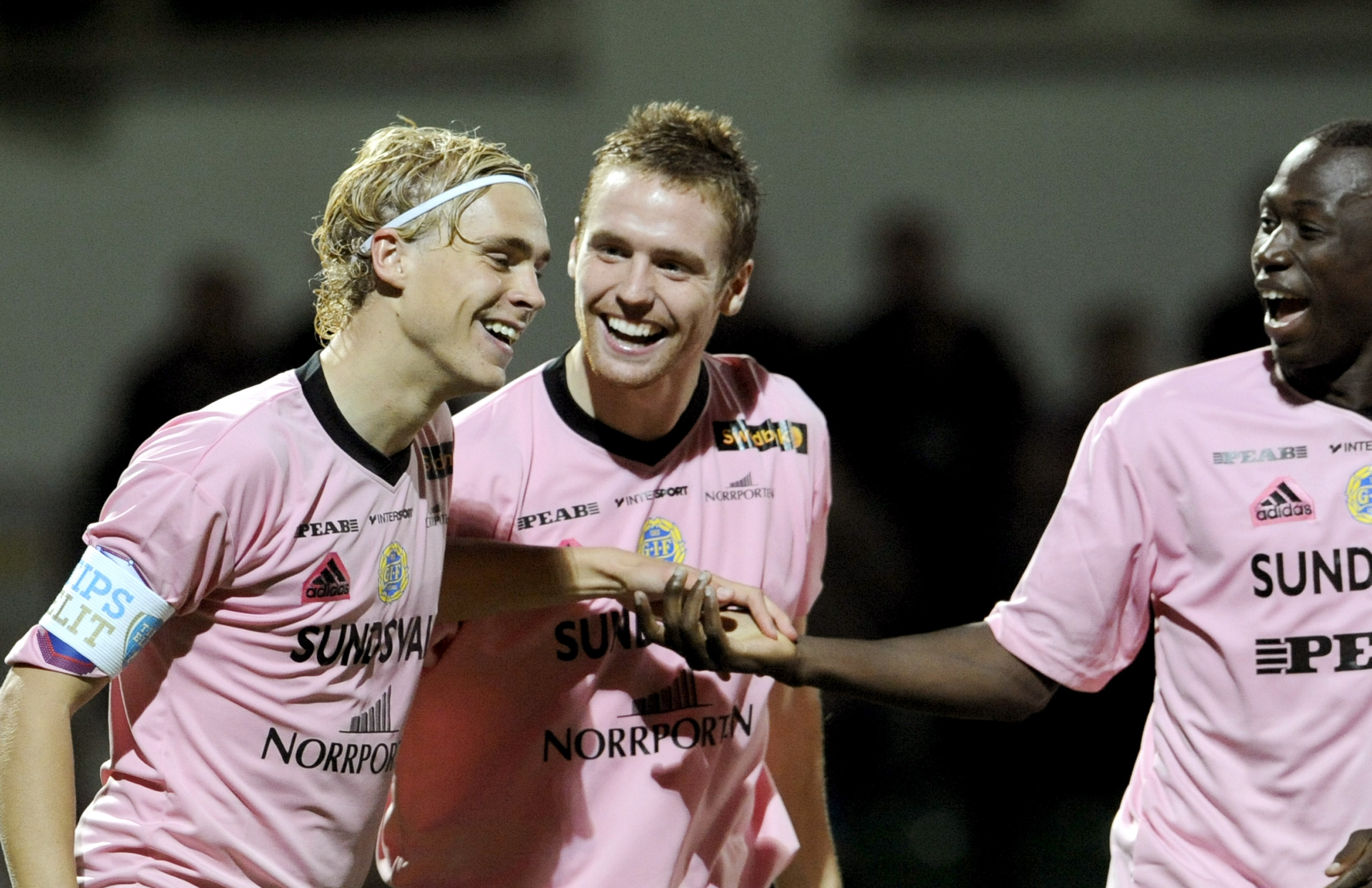 Pontus Engblom, David Myrestam och Pa Dibba jublar i rosa GIF-tröja i segermatchen mot Ängeholm 2011