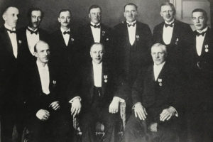 Stiftarna vid 40-årsjubiléet 1943 med bland andra tidigare ordförandena Henning Gulliksen och Carl Jonsson längst ner till vänster