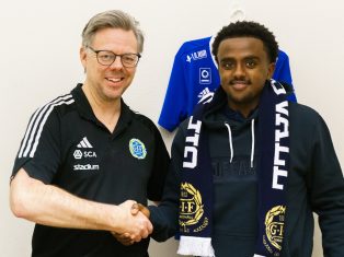 Abdirashid Hussein skriver akademikontrakt
