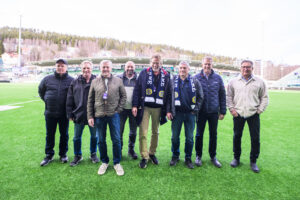 GIF-hjältarna från 1985 samlade för premiären 2025: Klas-Gunnar Eriksson, Hans Henriksson, Anders Söderberg, Janne Karström, Tommy Rudström, Kenneth Ulander, Anders Axhamre (tidigare Olofsson) och Leif Forsberg. Foto: Pär Olert/Bildbyrån.