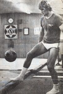 Frank Andersson jonglerar med fotboll i Saiks brottningslokal
